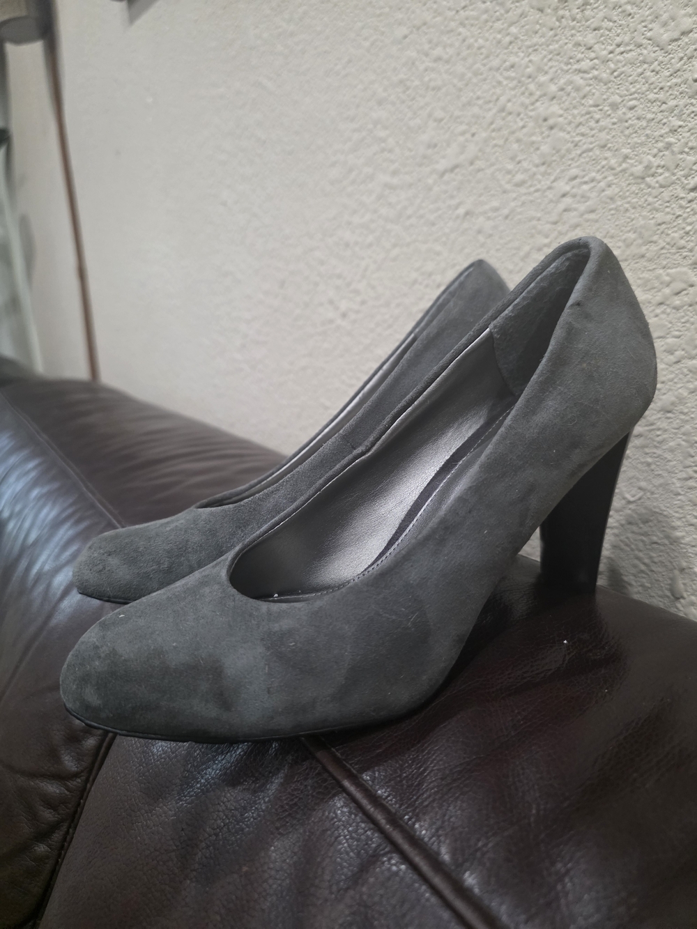 Liz Claiborne Gray Suede Mid Heel Pumps